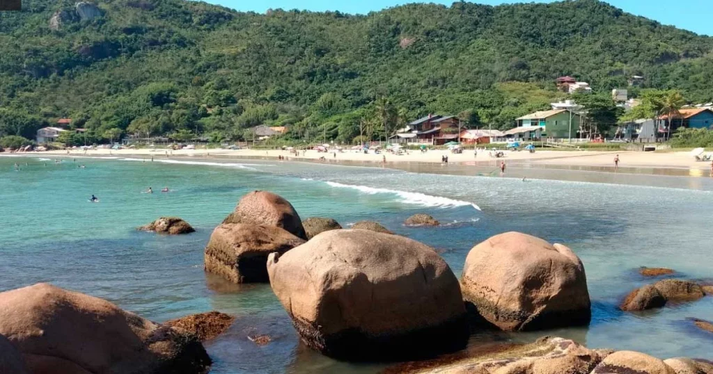 Verão 2024: As Deslumbrantes Praias Catarinenses com Selo Bandeira Azul