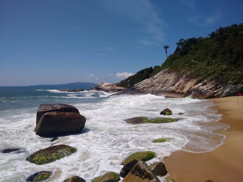 Verão 2024: As Deslumbrantes Praias Catarinenses com Selo Bandeira Azul